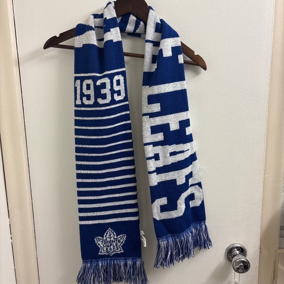 Toronto maple leaf scarf - Picture 1 of 1